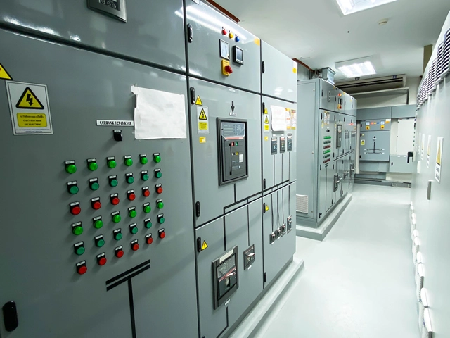 Interieur van een elektrische hoogspanningscabine met schakelkasten en controlepanele
